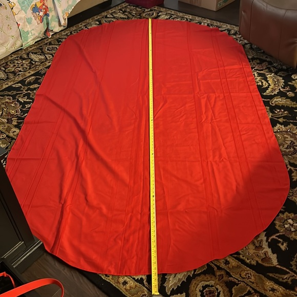 Red oval holiday tablecloth - Picture 5 of 6